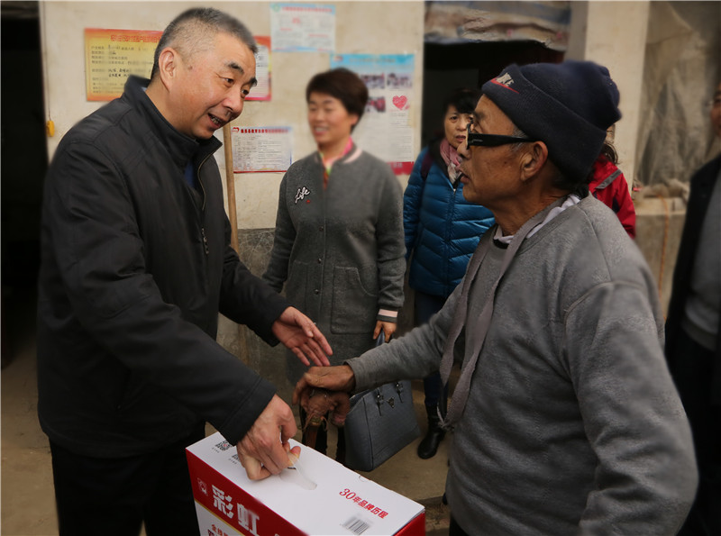 院党委书记刘同柱带队赴临泉县韦寨镇柘树庄村慰问